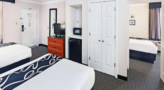Семейный люкс Deluxe La Quinta Inn by Wyndham Dallas Uptown