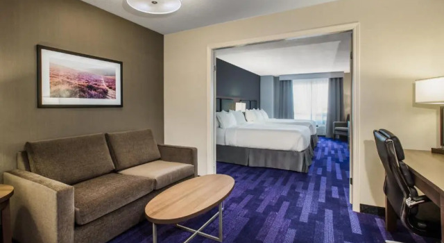 Четырёхместный люкс Holiday Inn & Suites Grande Prairie Conference Center by IHG
