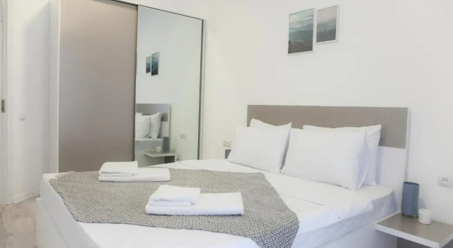 Brand new, bright, 1 bedroom unit, 100 Mbps Wi-Fi.