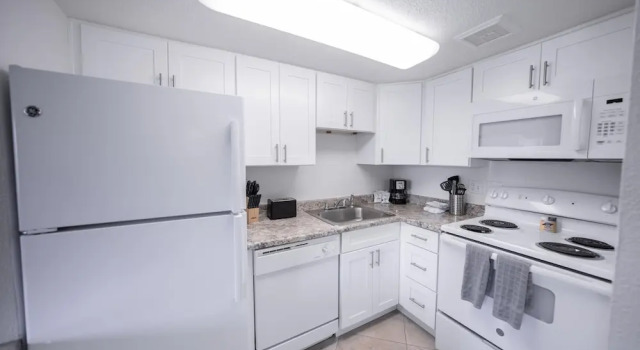 203 Fully Furnished with WiFi by RedAwning, Забронировать Апартаменты/квартира Апартаменты Пруда в Темпе, рядом с Vista Del Camino Park, Апартаменты/квартира