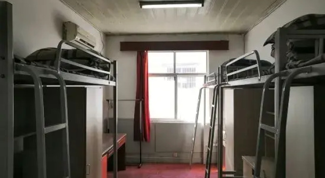 Кровать в общем номере (мужской номер) Shanghai Zhongfa Hostel