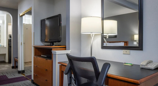 Четырёхместный номер Deluxe Atherton Park Inn and Suites