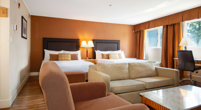 Четырёхместный номер Premium Coast Hillcrest Hotel