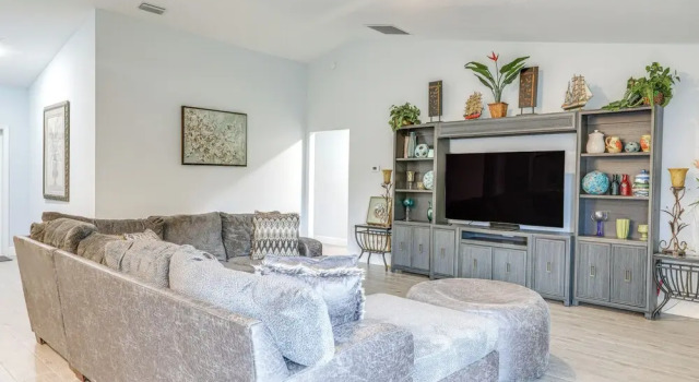 Коттедж 4 Mi to Clover Park: Home w/ Yard in Port St Lucie