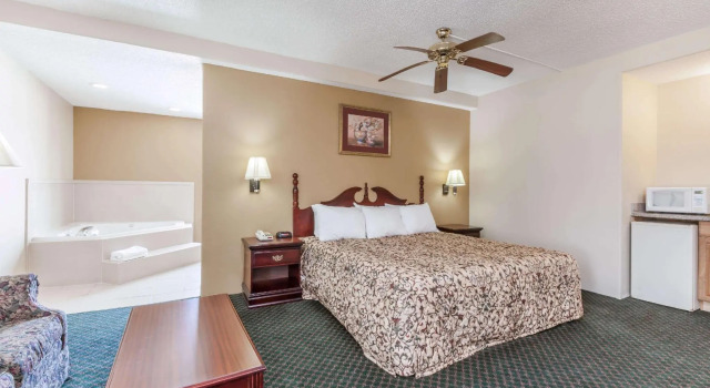 Двухместный люкс Days Inn by Wyndham LaPlace- New Orleans
