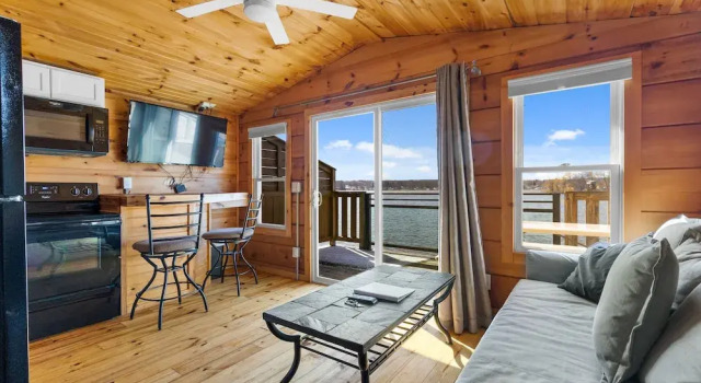 Номер Premium c 1 комнатой с балконом и с видом на озеро Edinboro Lake Resort Cabins