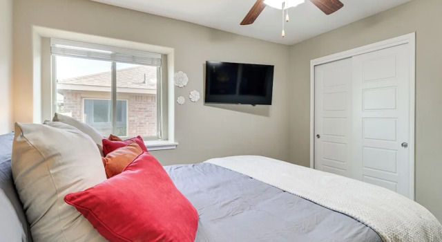 Коттедж с 4 комнатами Covered Patio + Yard: Spacious Leander Home!