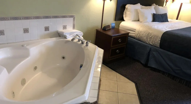 Люкс Deluxe Days Inn & Suites by Wyndham Youngstown / Girard Ohio