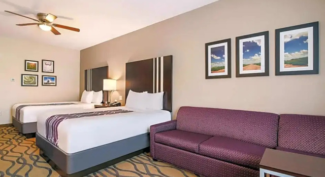 Четырёхместный номер Executive La Quinta Inn & Suites by Wyndham Luling
