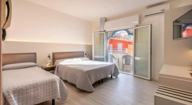 Трёхместный номер Standard с балконом Hotel Maxim
