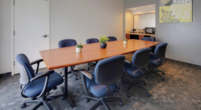 Двухместный люкс c 1 комнатой Courtyard by Marriott Addison Midway