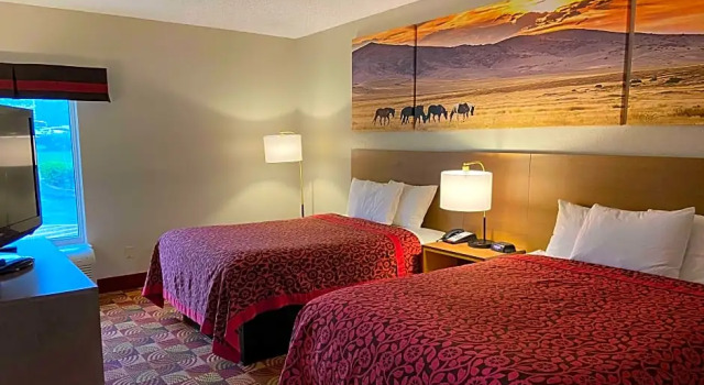 Шестиместный люкс с 2 комнатами Days Inn & Suites by Wyndham Ridgeland