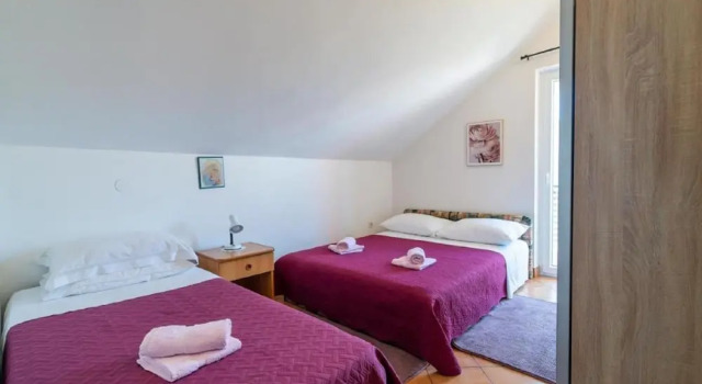Comfortable Apartment With Balcony in a Quiet Area, Near the Beach, Забронировать Апартаменты/квартира Петрчане Задарская жупания, рядом с Общественный Пляж Петрчане