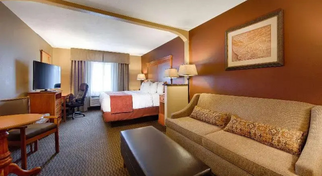Четырёхместный люкс Best Western Plus Deer Park Hotel and Suites