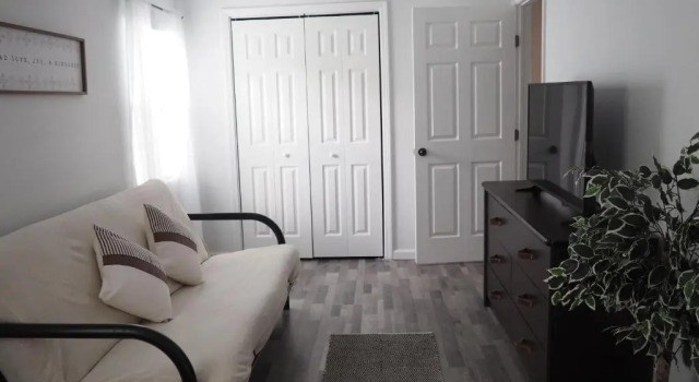 Коттедж Newly Renovated, Modern 3 Bedroom 2 Bath Farmhouse in the City