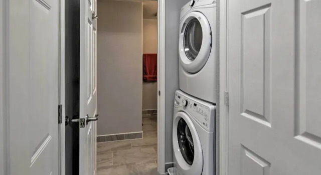 Charming Historic Condo - Walk to Downtown & UW