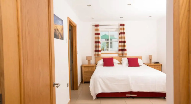 Les Ormes Leisure Village, Varaa Lomakeskus Hotellit Channel Islands uima-altaalla, Uima-allas