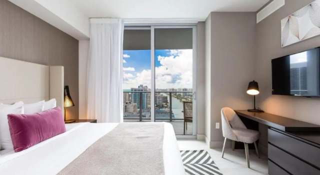 Modern 3 bedroom at Hollywood Beach Resort 28th floor, Varaa Lomakeskus Hotellit Panhandle Florida uima-altaalla, Uima-allas
