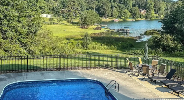 Коттедж Cherokee Lake Cabin w/ Deck & Kayaks!