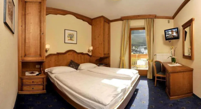 Hotel Euròpa Dolomites, Забронировать Отель Отели Сельва-ди-Валь-Гардена с парковкой, рядом с Бугельный подъёмник Кадепунт, Парковка