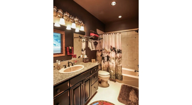 Miracle Lodge - Four Bedroom Cabin with Hot Tub, Book Hotel Coles Corner Stevens Pass
