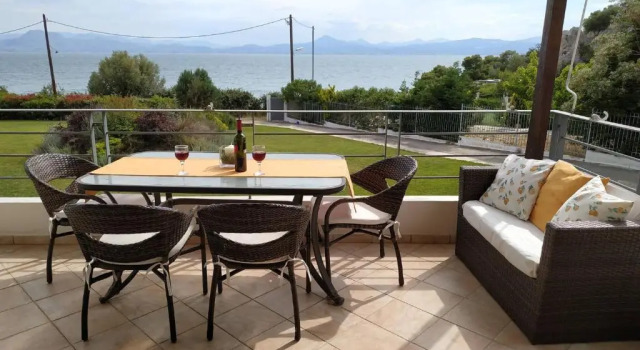Коттедж с 3 комнатами Beautiful house by the sea,Loutraki Skaloma