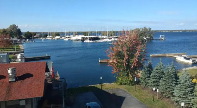 Номер Standard с видом на озеро Harbor House Inn
