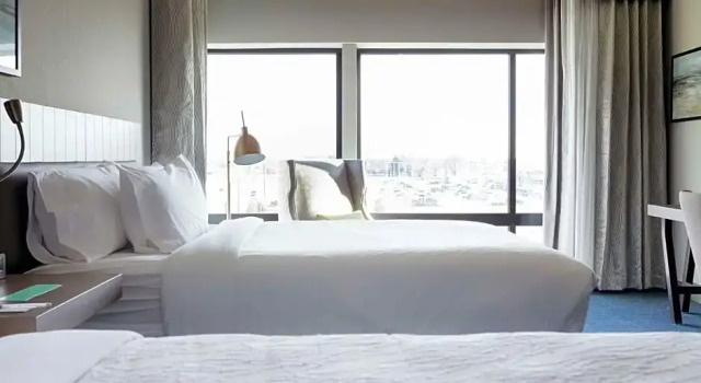 Четырёхместный номер Deluxe с балконом Hilton Garden Inn Madison Sun Prairie
