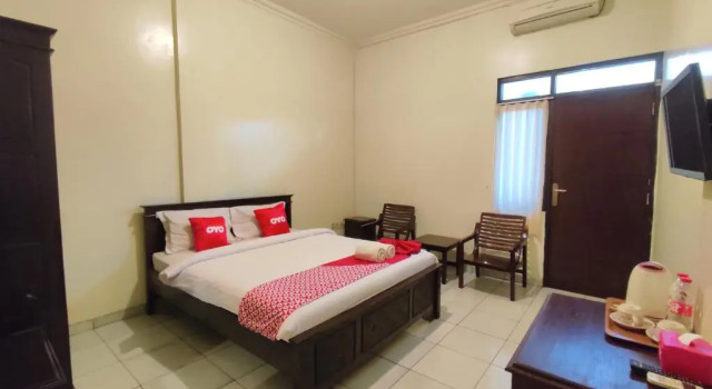 Номер Deluxe RedDoorz Syariah at Hotel Pandan Wangi near Alun Alun Sidoarjo