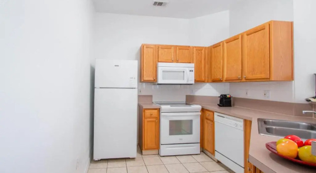 Коттедж с 4 комнатами Berkley Lake Townhomes