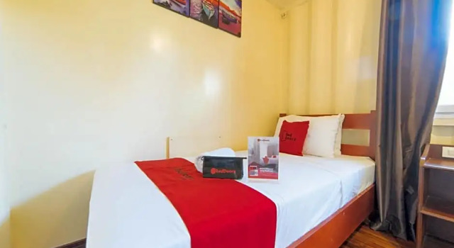 RedDoorz Plus near Puerto Princesa City Hall, Prenota Hotel Santa Monica Palawan