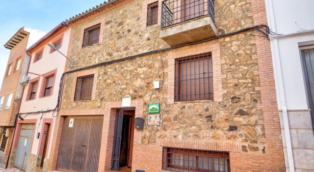 Villa With 6 Bedrooms in Puebla de Don Rodrigo, With Wonderful Mountain View, Private Pool, Furnished Balcony, Varaa Villa Mökit kohteessa Castilla-La Mancha, Mökki