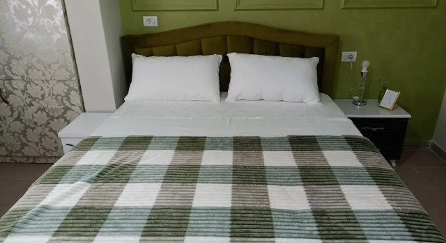 Apartment in Front of Plazh Beach, Rezerwuj Apartament Hotele w Durres County z parkingiem, Parking
