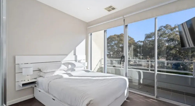 Апартаменты Stylish Curtin Stay With Balcony Views