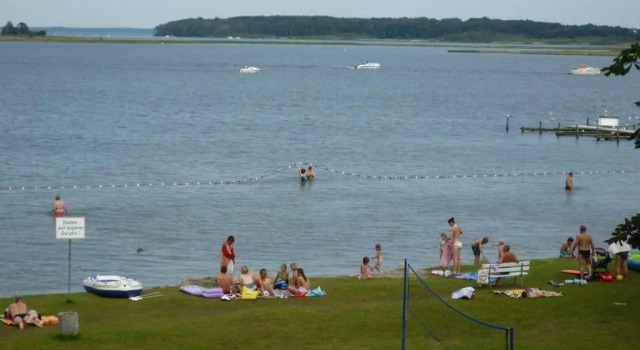Апартаменты Strandhaus direkt am Ufer der Müritz 100 m