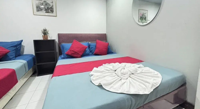 Двухместный номер Standard с балконом Sunshiny-BB Hostel near Punnavithi BTS station