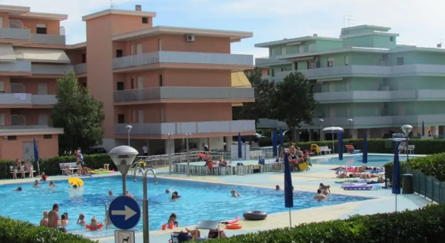 Lovely Studio With 12 Shared Pools - Beahost, Prenota Appartamento Hotel a Veneto con parcheggio, Parcheggio