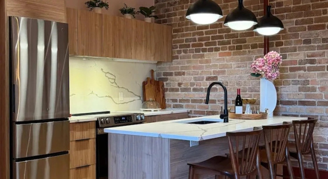 Коттедж The Gisele - Luxury 4BR 3BA for 8 - Pool & Streetcar Stop