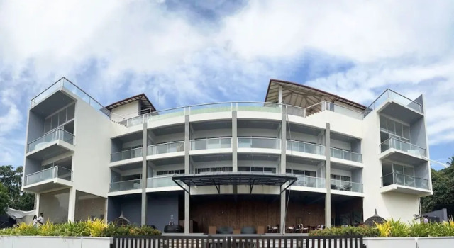 Mazarine Surf Suites, Rezerwuj Hotel Hotele w Dickwella z basenem, Basen