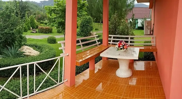 Бунгало Tanaosri & Creekside Resort