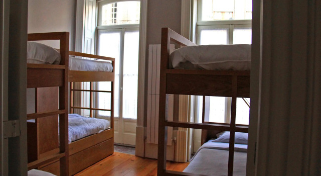 Кровать в общем номере Being Porto Hostel