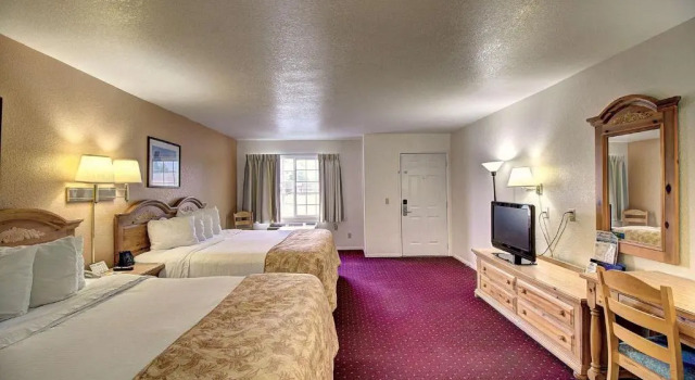 Номер Deluxe Days Inn & Suites by Wyndham Lolo
