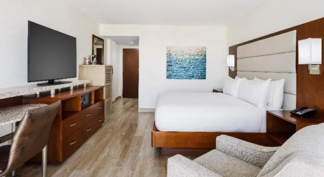 Номер Standard с балконом и с видом на поле для гольфа DoubleTree Beach Resort by Hilton Tampa Bay - North Redington Beach