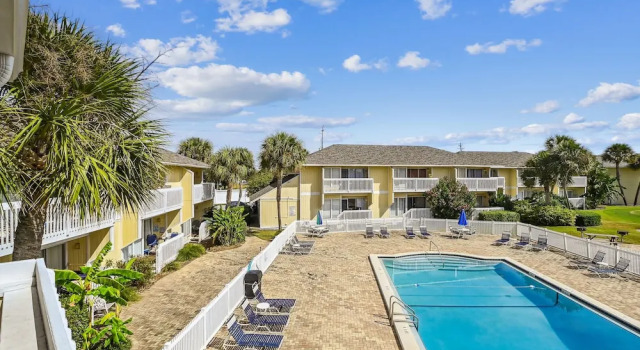SPC 2013 is a Pet Friendly Upstairs 1 BR with Seasonal Beach Setup by RedAwning, Rezerwuj Apartament Destin Emerald Coast