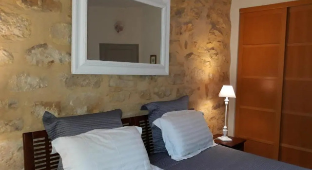 Апартаменты c 1 комнатой Le Grenier du Chapitre son loft avec les poutres et lappartement une chambre sans les poutres