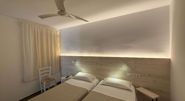 Семейный номер Standard с 2 комнатами с балконом Hostal ROM Familiar