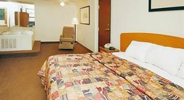 Четырёхместный люкс Sleep Inn & Suites near Sports World Blvd