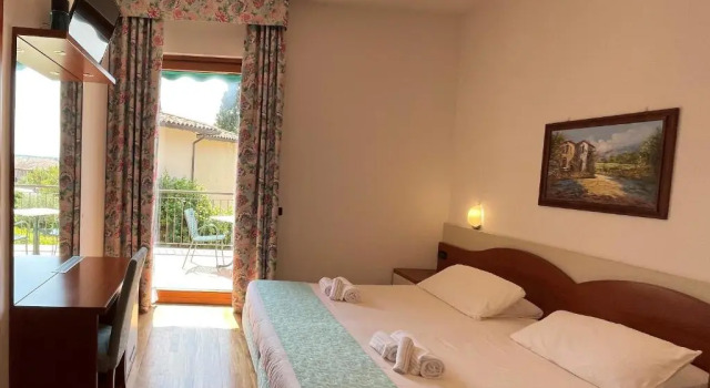 Двухместный номер Standard с балконом и с видом на озеро Hotel Meridiana
