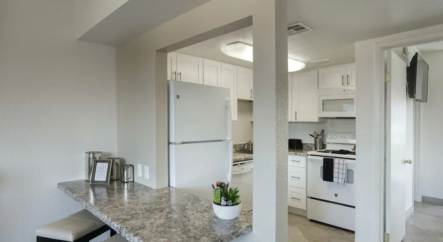 222 Fully Furnished with WiFi by RedAwning, Забронировать Апартаменты/квартира Пруд в Темпе Phoenix Metropolitan Area