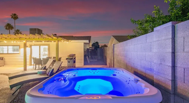 Villa on Virginia 2 Masters Pool Hottub Sleeps 10, Забронировать Вилла Отели Скотсдейл с парковкой, Парковка